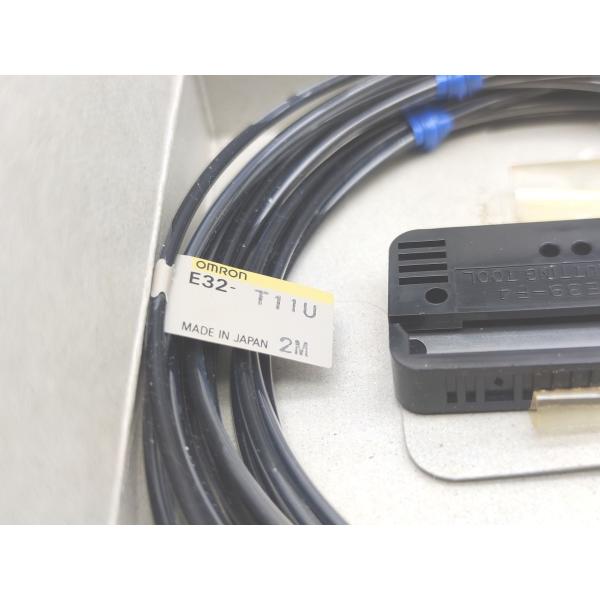 3点セット 箱いたみあり ネジ2袋なし 中古か未使用か不明 オムロン OMRON E32-T11U 2m